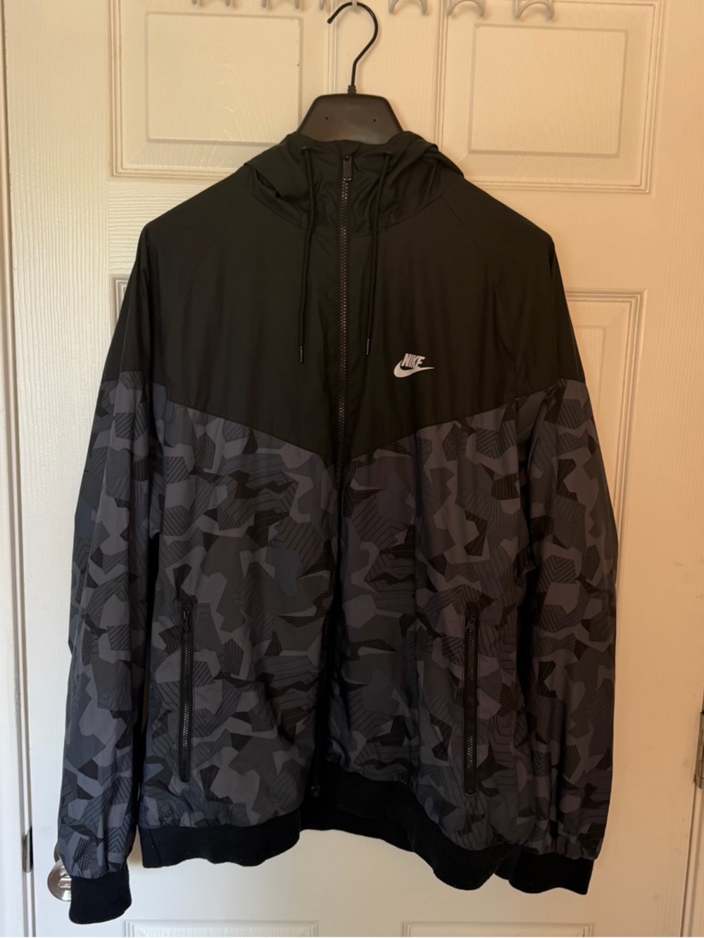 Nike Men's Black & Gray Camo Hooded Windbreaker